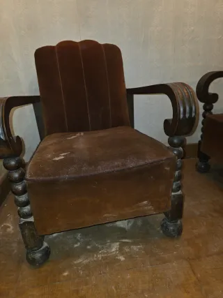 Dormitorio Antiguo de castaño  y 3 sofás