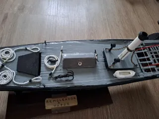 Maqueta de barco hecha a mano