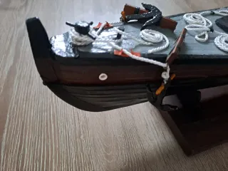 Maqueta de barco hecha a mano