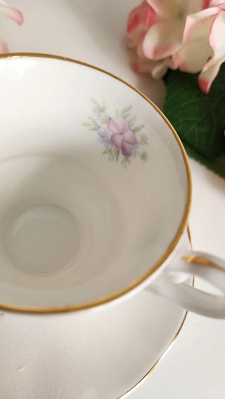 Taza y platillo de porcelana floral