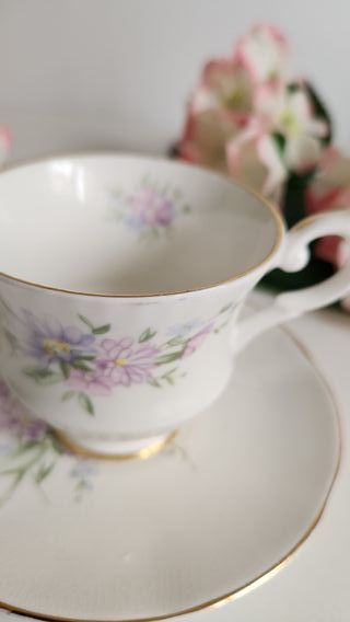 Taza y platillo de porcelana floral