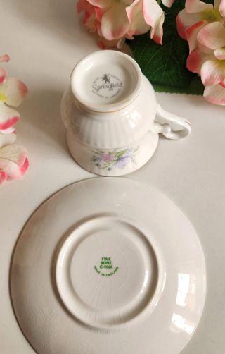 Taza y platillo de porcelana floral