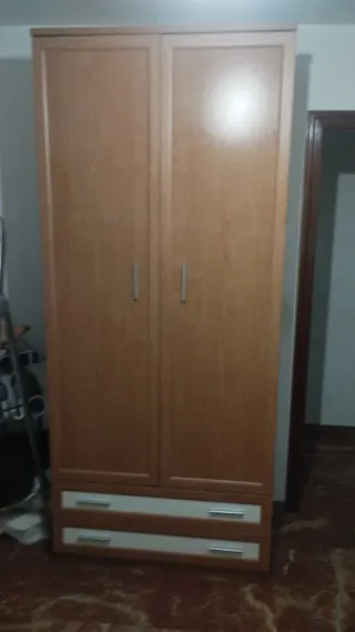Armario de madera con cajones