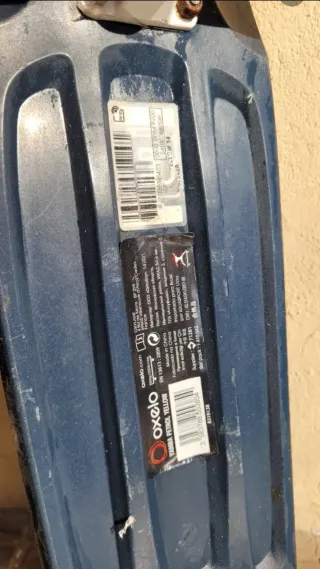 Monopatín azul con ruedas amarillas