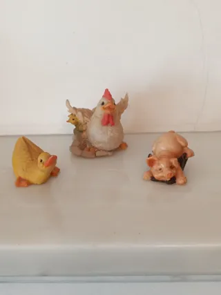 Conjunto de três figuras de animais de granja