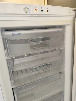 Congelador Vertical Indesit