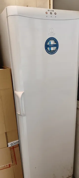 Congelador Vertical Indesit