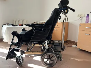 Silla de ruedas adaptada con motor.
