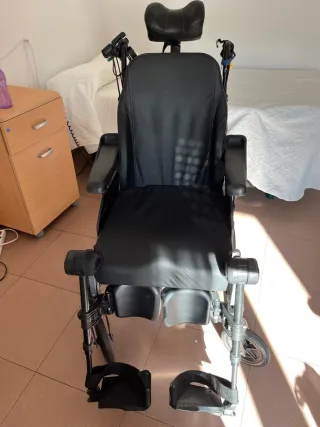 Silla de ruedas adaptada con motor.