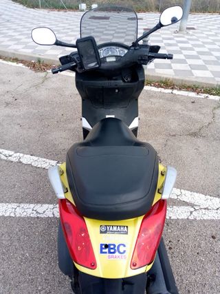 Yamaha XMAX 250 Amarilla