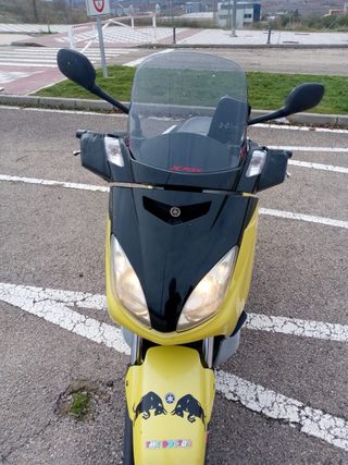 Yamaha XMAX 250 Amarilla