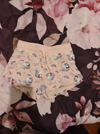 Pantaloncini bambina con unicorni e arcobaleni.