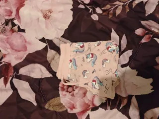 Pantaloncini bambina con unicorni e arcobaleni.