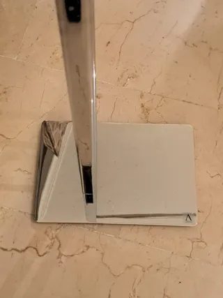 Toallero de pie en metal cromado con dos barras