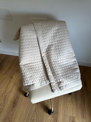 Manta beige acolchada y fundas de almohadas