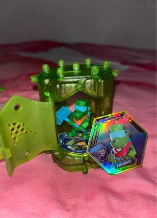 Juguete Muñeco Metazells con Tarjeta y cápsula