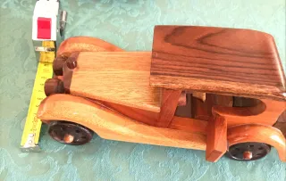 Macchina d'epoca in legno