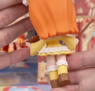 Figura Miroo Circus Carnival Niña violinista