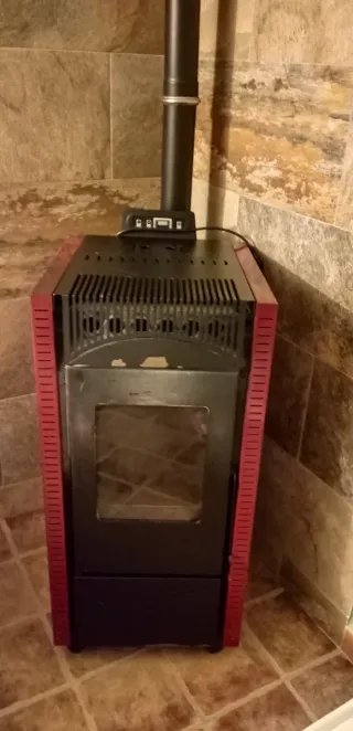 Chimenea de pellets negra y roja