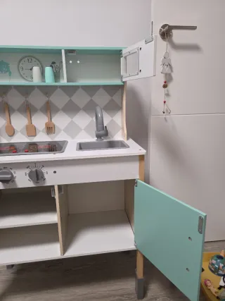 Cocinita de madera con accesorios