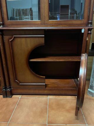 Mueble de salón clásico madera y cristal