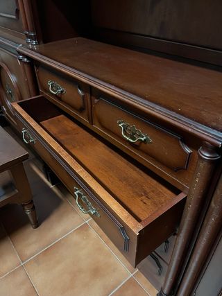 Mueble de salón clásico madera y cristal