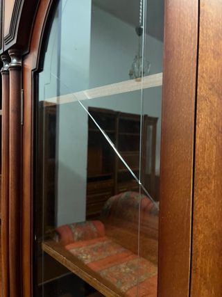 Mueble de salón clásico madera y cristal