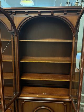 Mueble de salón clásico madera y cristal