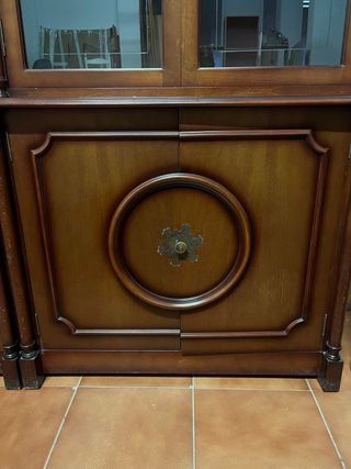 Mueble de salón clásico madera y cristal