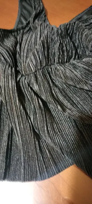 Top plisado con brillos escote pico