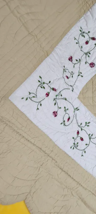 Edredón bordado con dos cojines a juego nuevo.