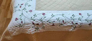 Edredón bordado con dos cojines a juego nuevo.