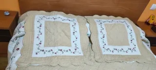 Edredón bordado con dos cojines a juego nuevo.