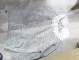 Suéter gris con cuello de encaje para niña