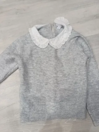 Suéter gris con cuello de encaje para niña