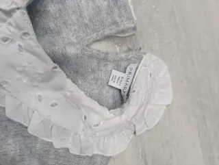 Suéter gris con cuello de encaje para niña