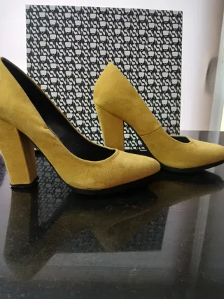 Zapatos de tacón amarillos para mujer