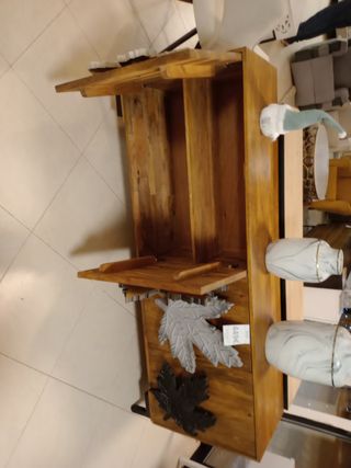 Aparador de madera con detalles de mármol