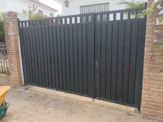 Puerta de garaje negra