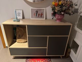 Armario de madera y papel