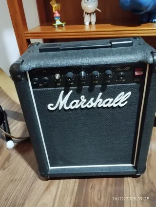 Guitarra eléctrica y amplificador marshall