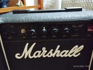 Guitarra eléctrica y amplificador marshall