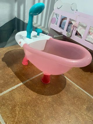 Bañera de bebé rosa con ducha