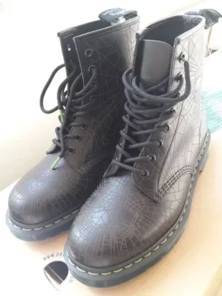 Dr. Martens T42 Halloween Spiderweb Boots negras