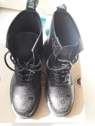 Dr. Martens T42 Halloween Spiderweb Boots negras