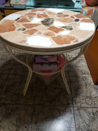 Mesa redonda de piedra terrazo