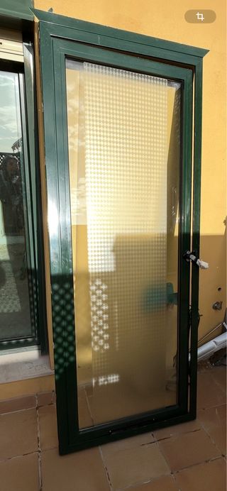 Puerta aluminio verde con cristal