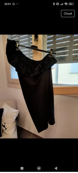 Vestito nero monospalla con volant