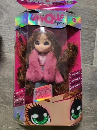 Muñeca Unique Eyes con abrigo rosa