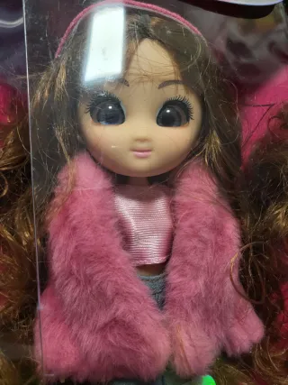 Muñeca Unique Eyes con abrigo rosa